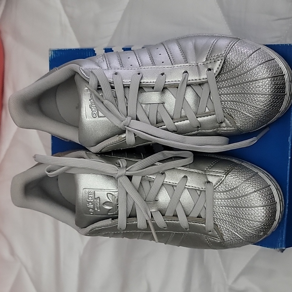 Adidas womens superstar 7.5